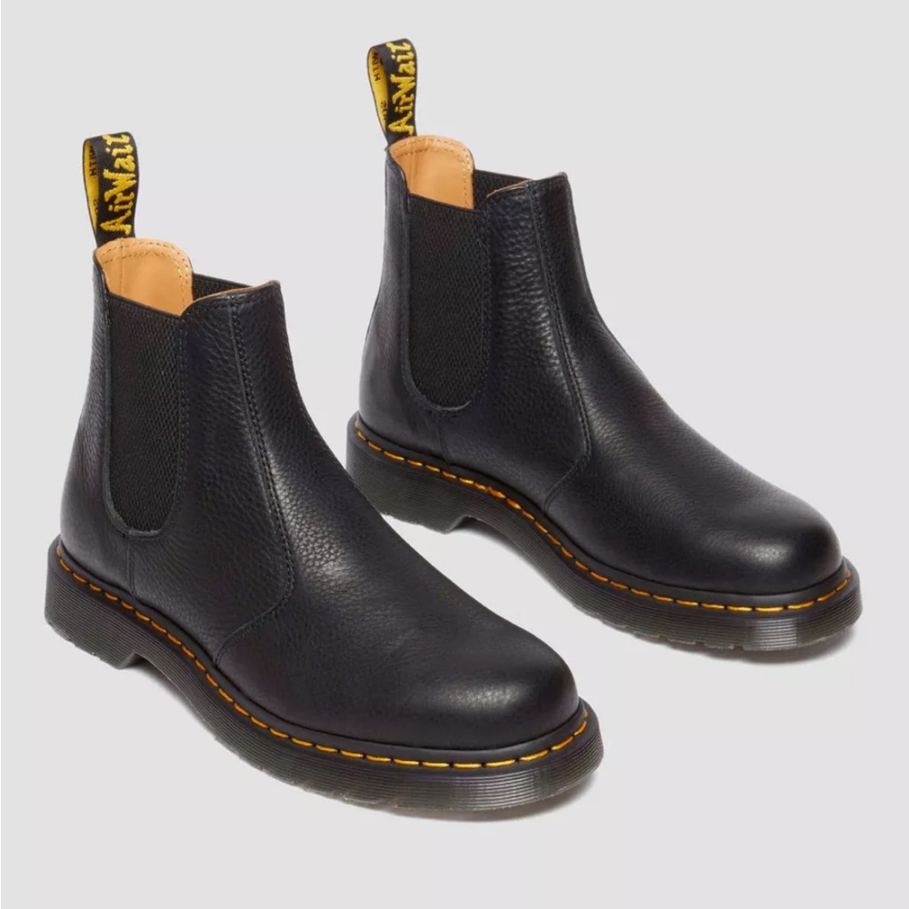 🍂 perfect for fall 🍂 GUC Dr. Martens women’s Chelsea boot with pebble leather
